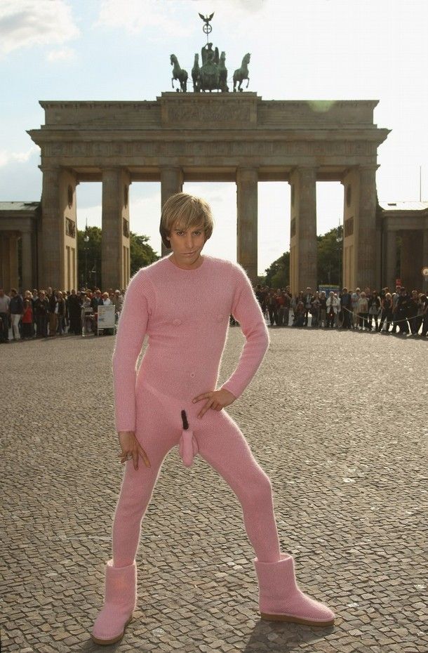 Бруно позирует на площади в Берлине (18 фото)