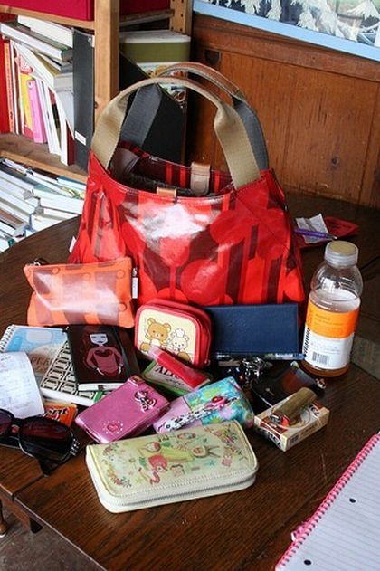 Каково содержимое женской сумочки ? (28 фото)