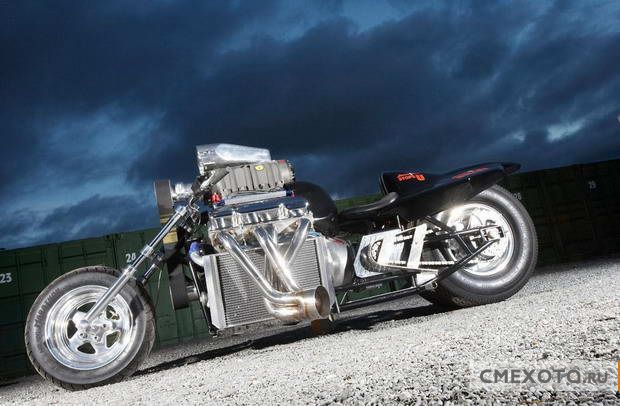 Мега мотоцикл с огромным движком (5 фото)