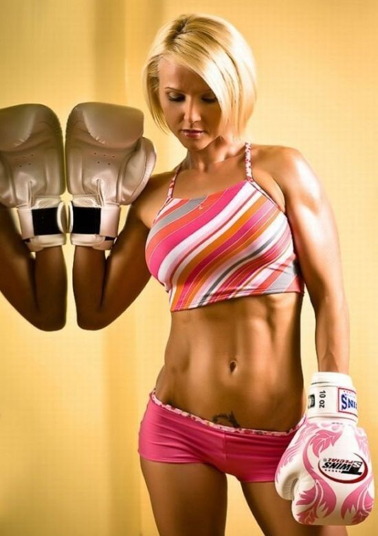 Спортивные девчонки в боксерских перчатках (21 фото)