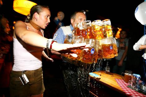 Исконно немецкий рекорд по переносу пива в кружках теперь принадлежит Австралии