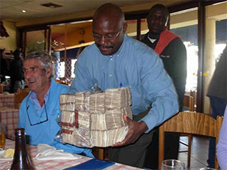 Центробанк Зимбабве выпустил банкноту достоинством 250 млн долларов
