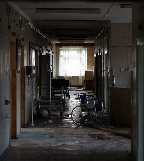 Раздолбанная больница (11 фото)