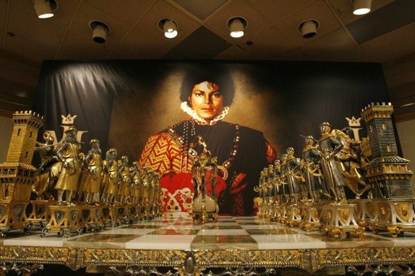 Аукцион вещей Майкла Джексона (25 фото + Видео)