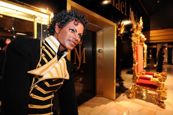 Аукцион вещей Майкла Джексона (25 фото + Видео)