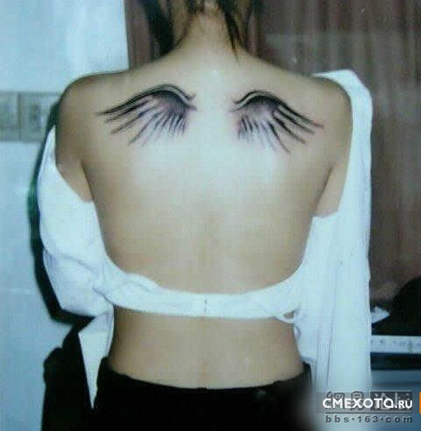 Девушка сделала себе необычную татуировку (7 фото)