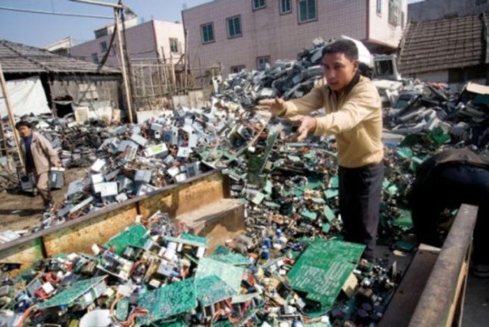 Комьютерные свалки в Китае (16 фото)