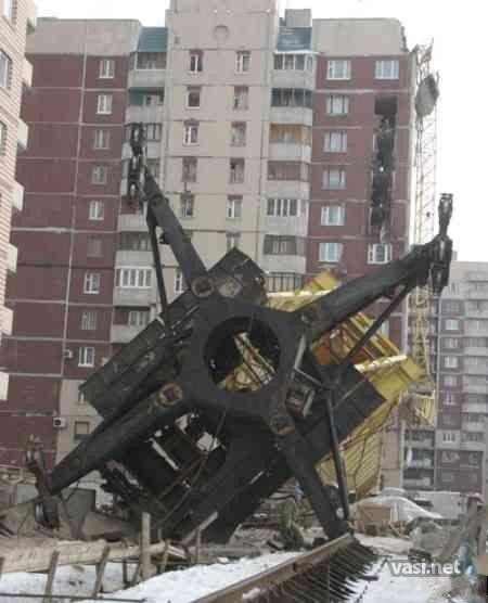 Жесть - на жилой дом рухнул строительный кран (4 фото + Видео)