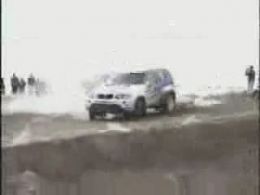 Невероятное везение девушки-водителя BMW X5