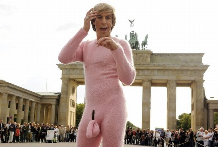 Бруно позирует на площади в Берлине (18 фото)